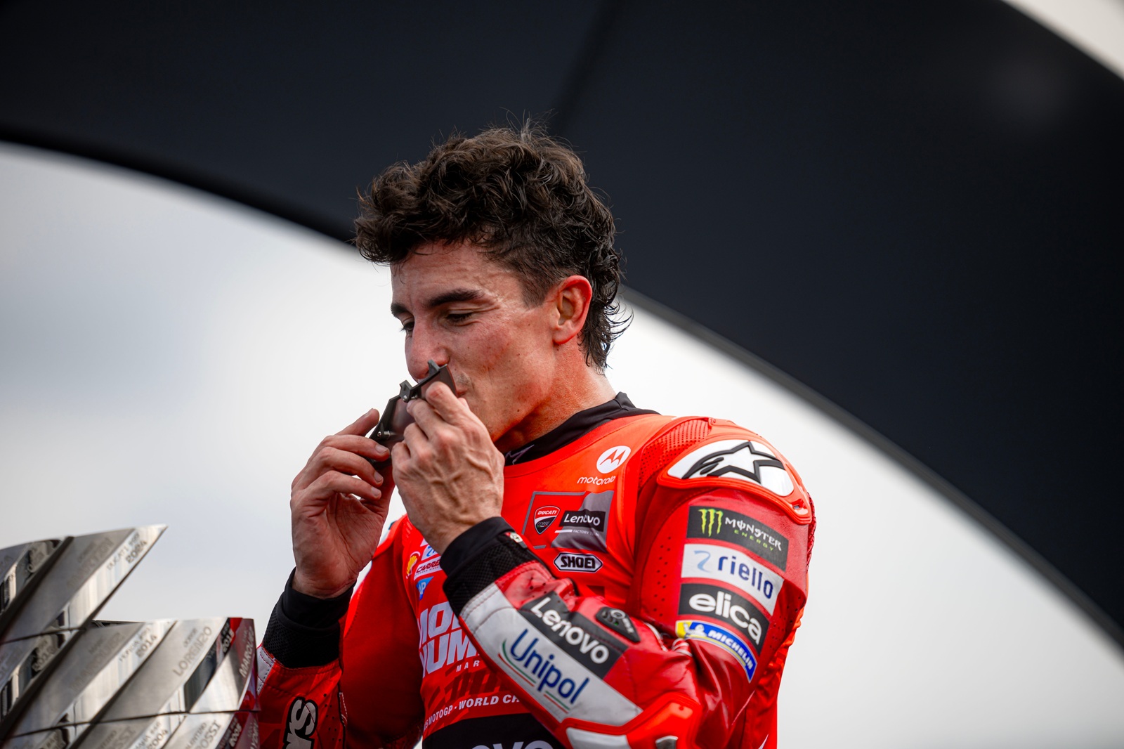 “Senna da MotoGP”: Sainz exalta domínio e põe Marc Márquez como “número 1”