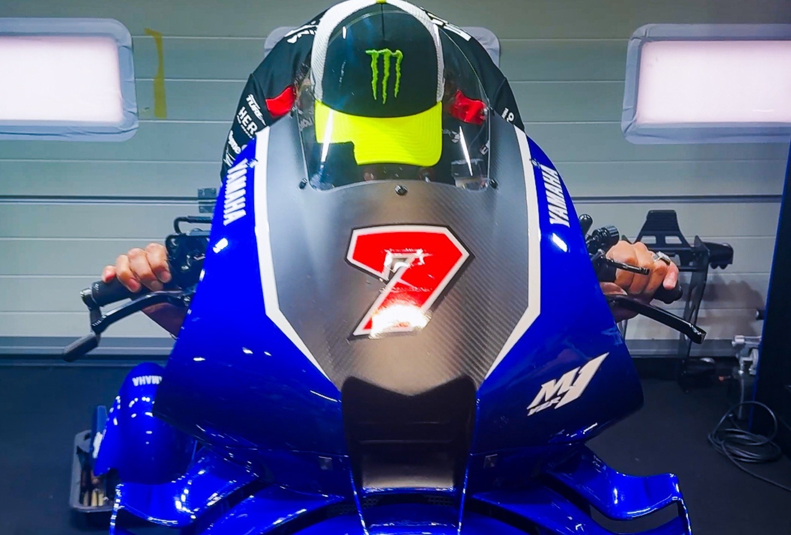 Rossi mata curiosidade e visita box da Yamaha em Misano para ‘provar’ YZR-M1 V4