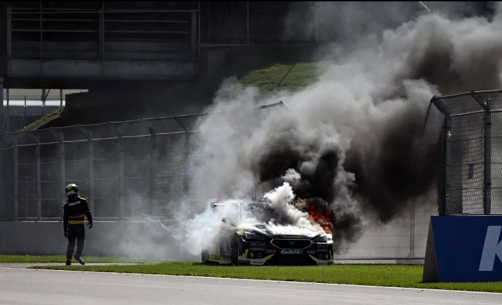 Irmão de Hamilton escapa de incêndio durante corrida de turismo na Inglaterra