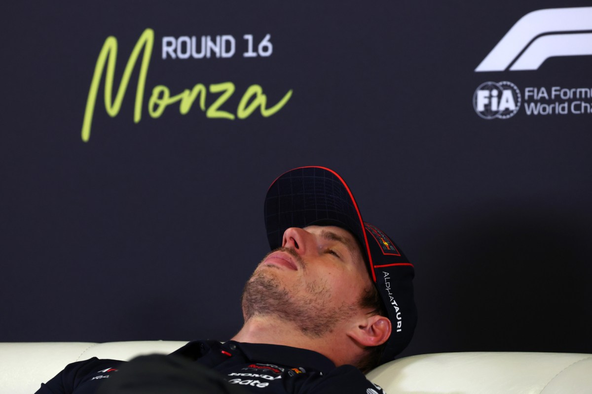 Verstappen se entedia com pergunta em coletiva da Itália sobre McLaren e deita no sofá