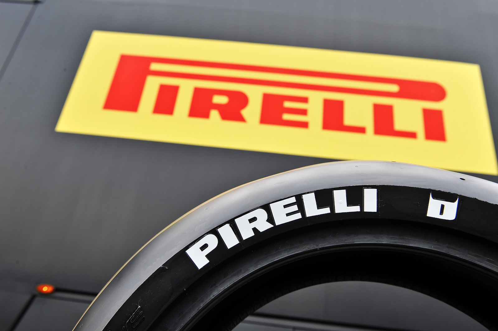 Pirelli revela respuestas de los pilotos tras la prueba de nuevos compuestos en MotoGP