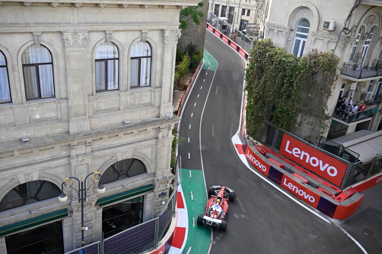 Hamilton y Leclerc culpan a la mala clasificación por la decepción en Bakú