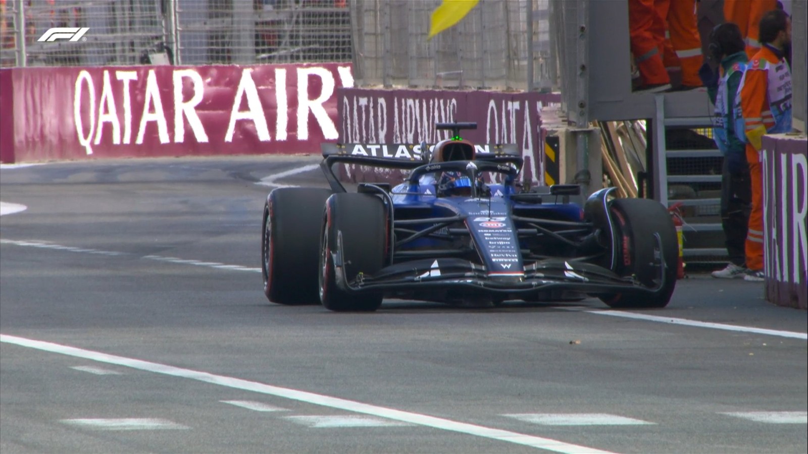 Albon bate em muro na curva 1 e causa bandeira vermelha na classificação em Baku
