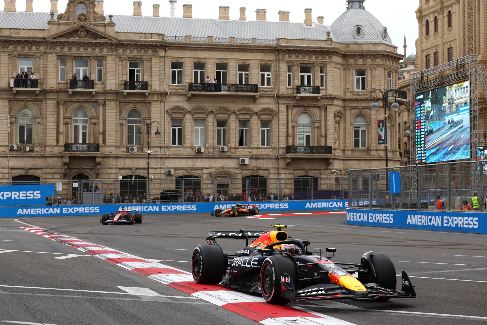 F1 contra parede e F2 sem organização: Evelyn Guimarães resume momento na semana em Baku