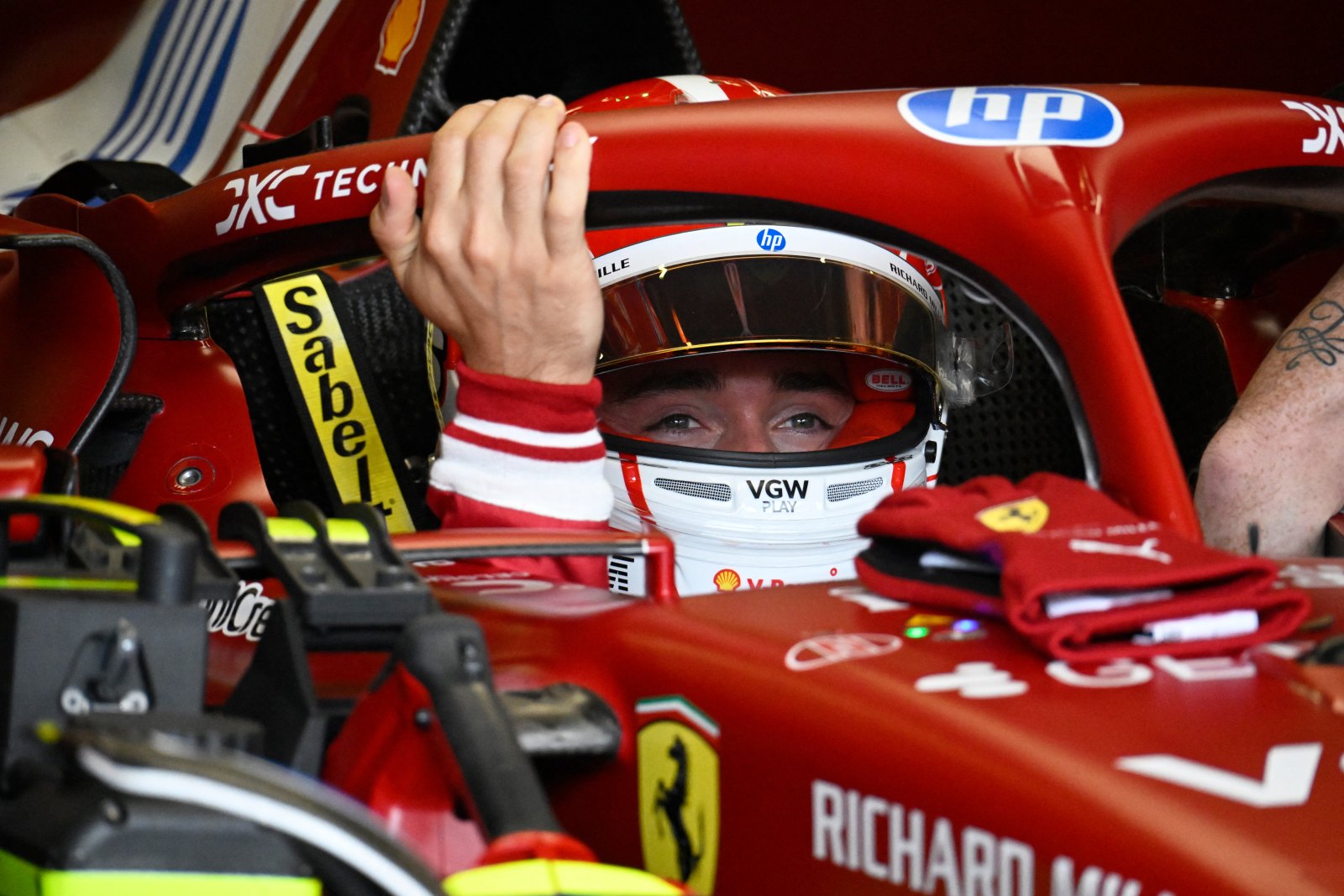 Leclerc ironiza recusa de Hamilton em ceder posição em Baku: “Que aproveite o 8º lugar”