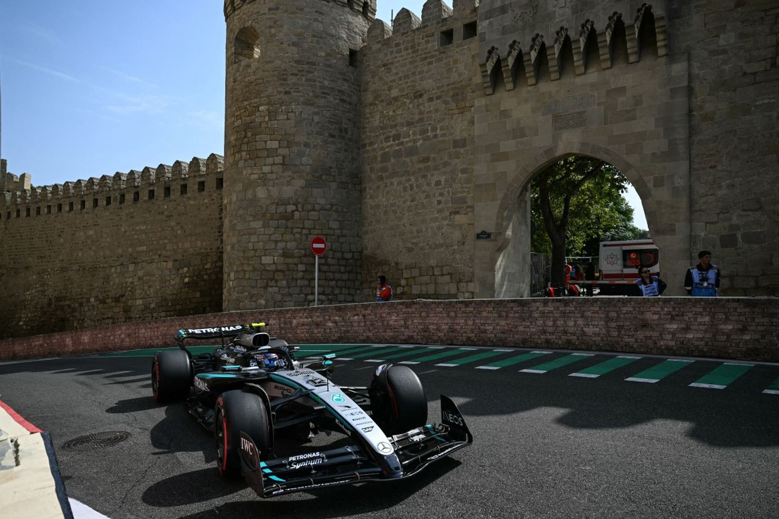 Mercedes assume decepção em classificação em Baku: “Não aproveitamos queda de rivais”
