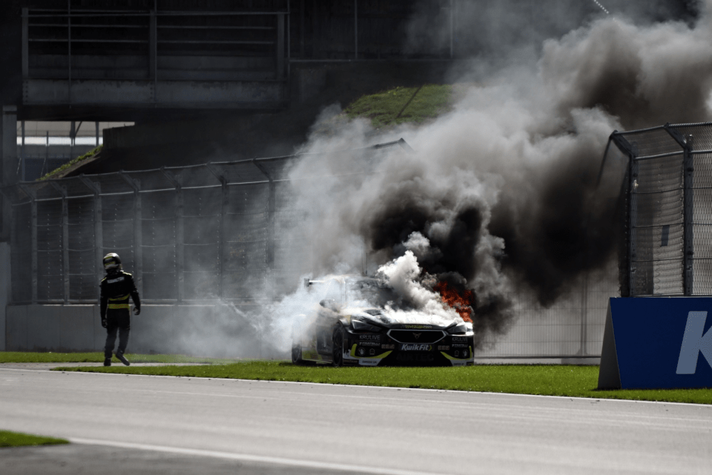 Hermano de Hamilton sale ileso de incendio de su auto en el BTCC de Gran Bretaña