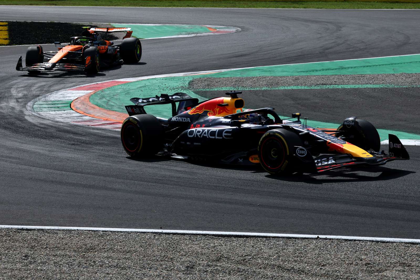 “Sem riscos, pé embaixo”: Verstappen explica piada interna em mensagem no rádio na Itália