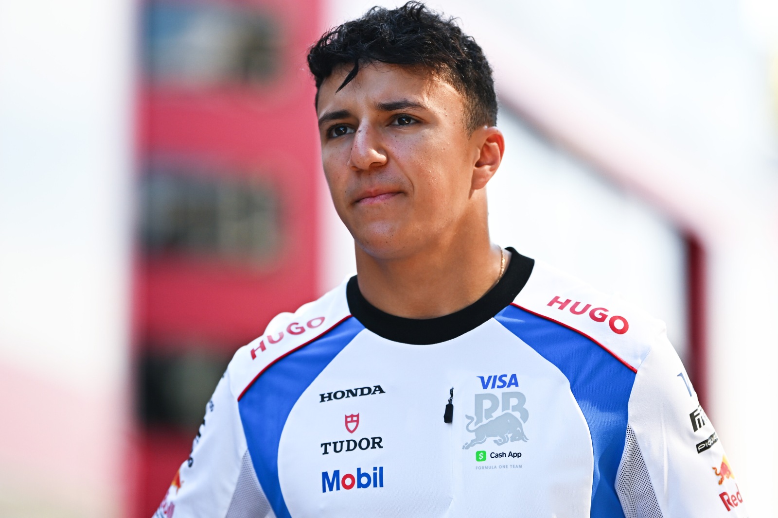 Hadjar evita hablar sobre Red Bull y su futuro en F1: “No le presto atención a los rumores”