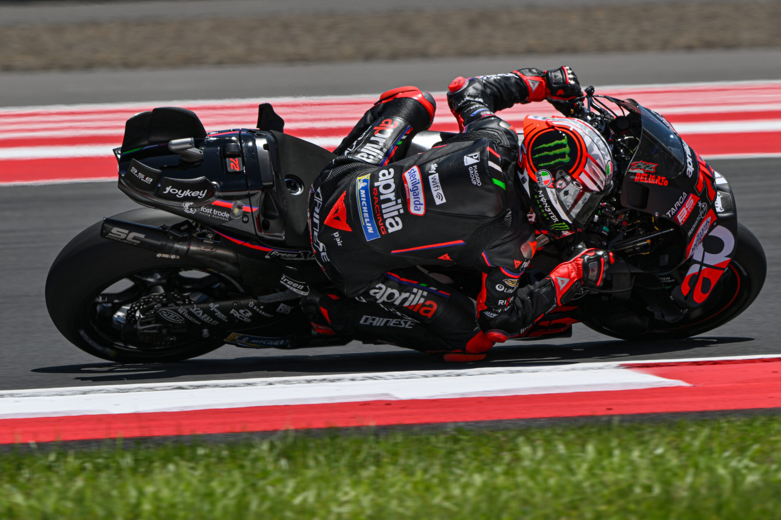 Bezzecchi atropela rivais e crava pole da MotoGP na Indonésia. Marc Márquez sai em 9º