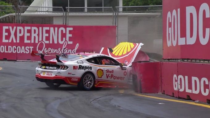Fotógrafos resultan heridos en un accidente durante la clasificación de Supercars en Gold Coast