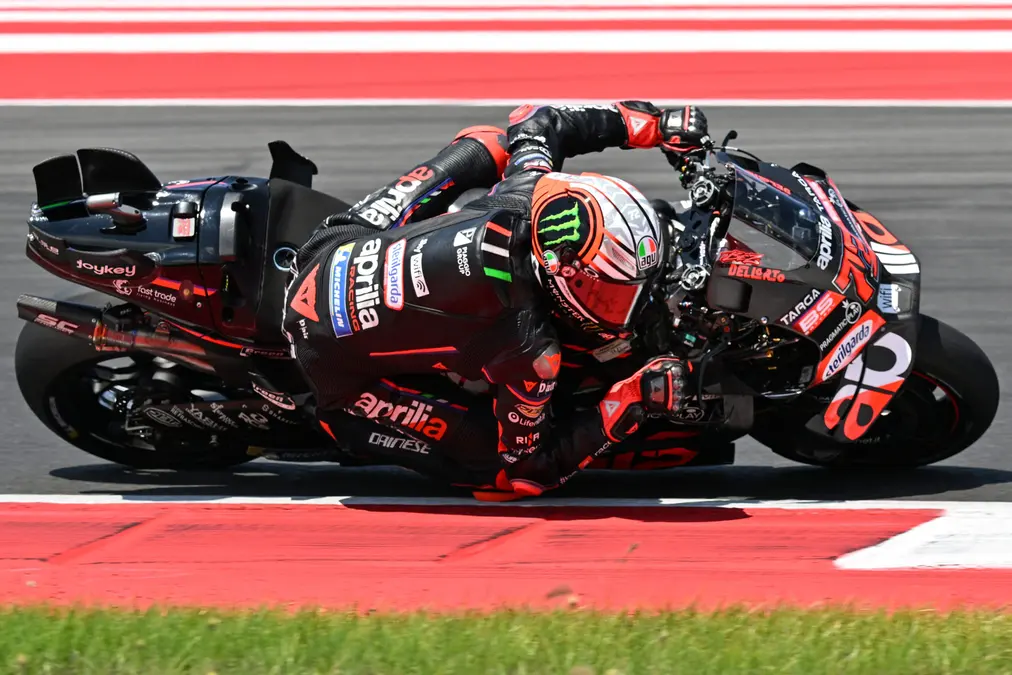 Bezzecchi recibe dura penalización por el accidente con Marc Márquez en Indonesia