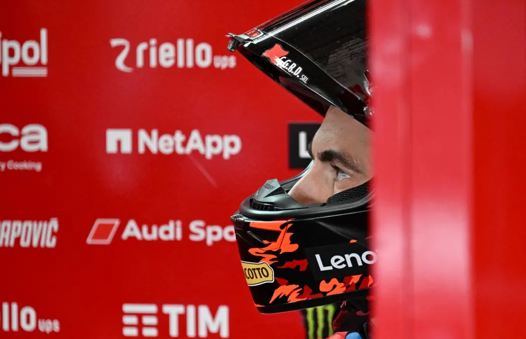 Bagnaia pierde tres posiciones en el GP de Australia por bloquear a Bezzecchi en Q2