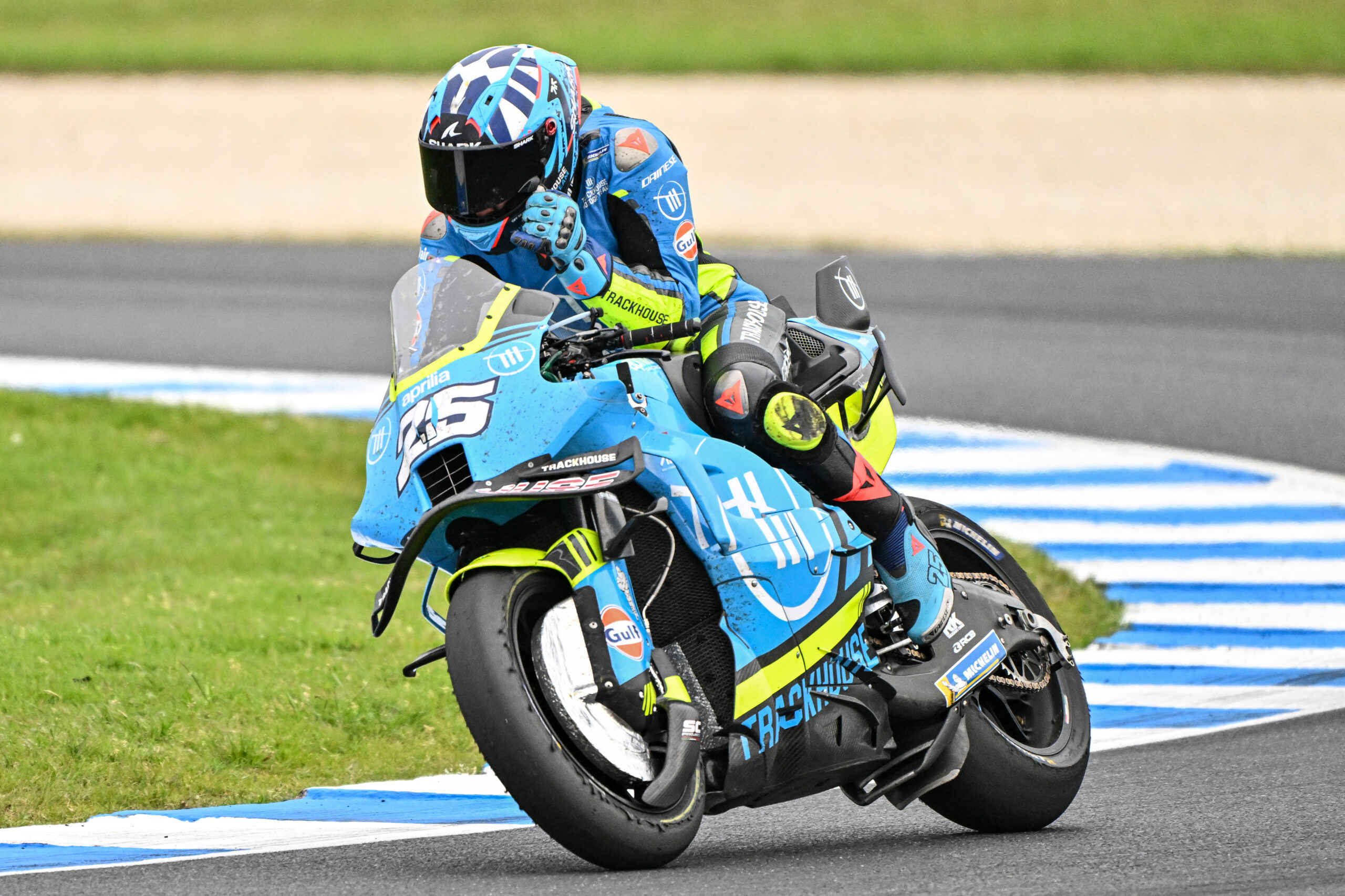 Raúl Fernández é levado para hospital após queda durante TL1 da MotoGP em Portugal