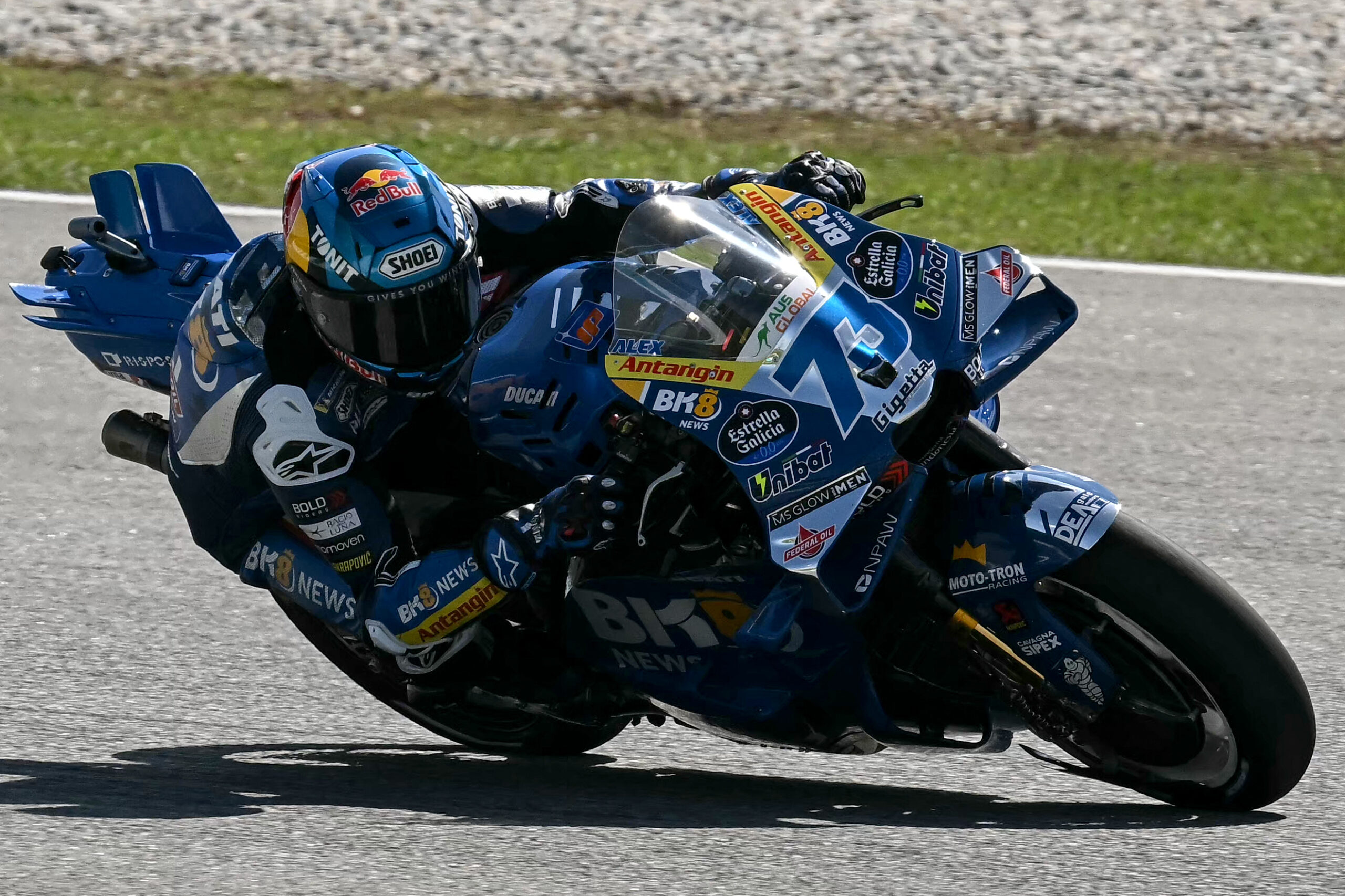 Álex Márquez impone ritmo y gana el Gran Premio de Malasia; Bagnaia abandona