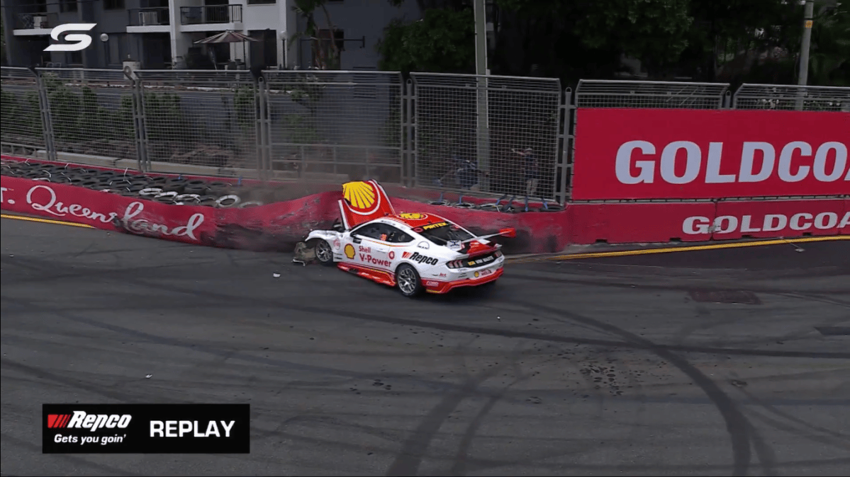 Batida forte em classificação do Supercars em Gold Coast deixa quatro fotógrafos feridos