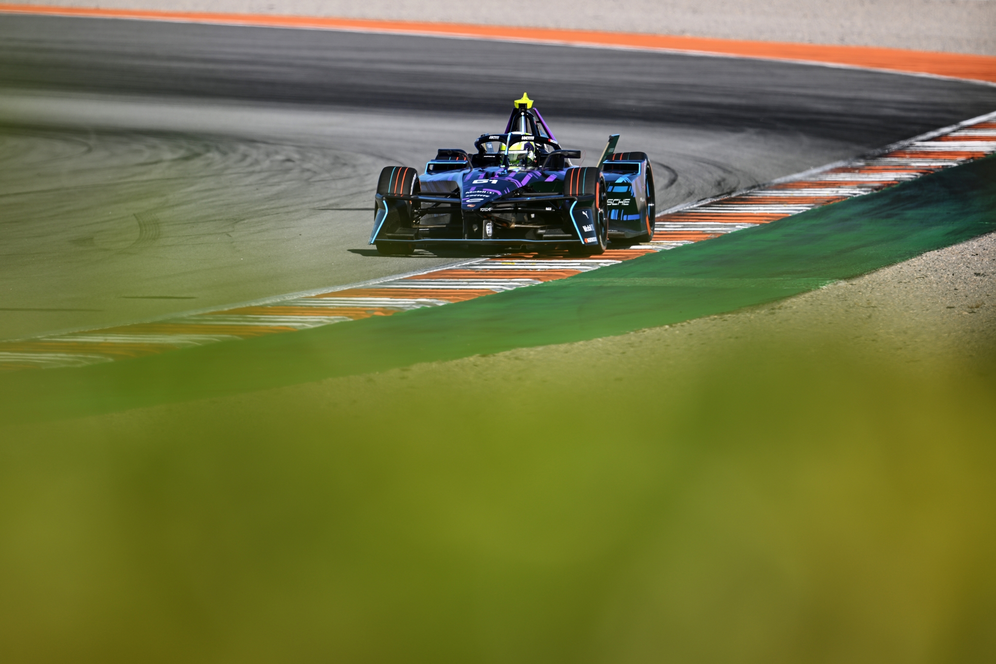 Müller aproveita punição a Mortara e vence corrida simulada da Fórmula E. Drugovich é 9º