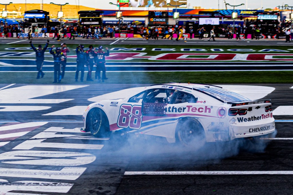 Van Gisbergen gana en Roval de Charlotte; Logano avanza a la Ronda de 8 de NASCAR