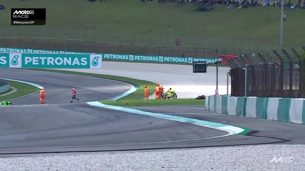 Rueda y Dettwiler chocan en vuelta de salida de boxes en Malasia, provocan bandera roja y retraso de carrera de Moto3