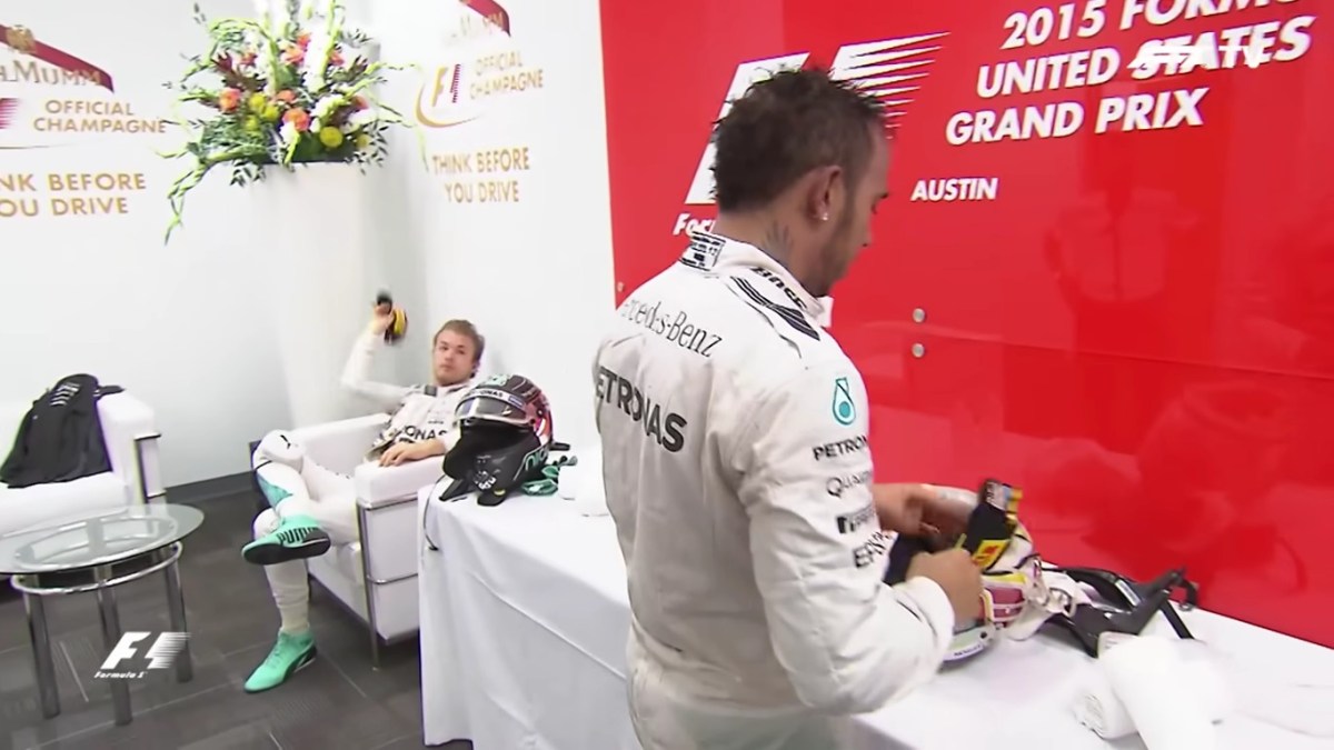 Na Garagem: Hamilton leva tri da F1 nos EUA e provoca Rosberg com arremesso de boné