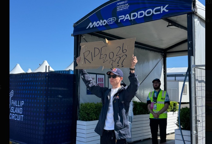 Piloto da Moto3 simula pedido de carona em campanha por vaga em 2026