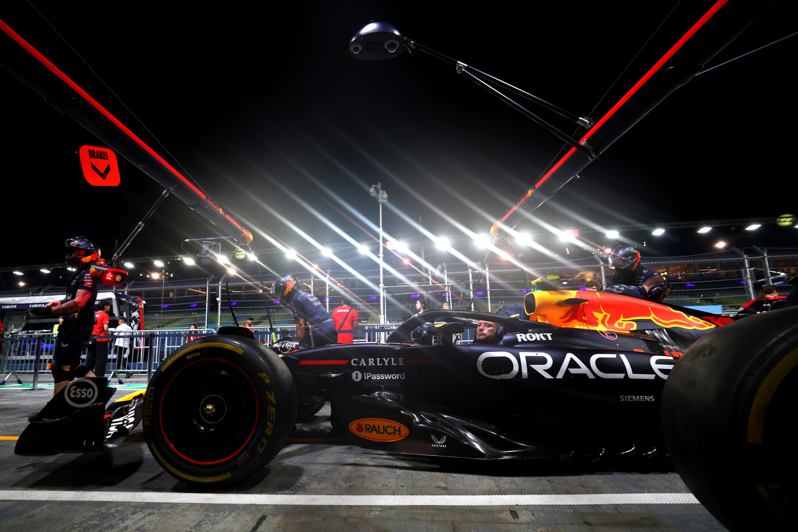 F1 encara noite de calor e umidade alta em sexta-feira de treinos livres em Singapura