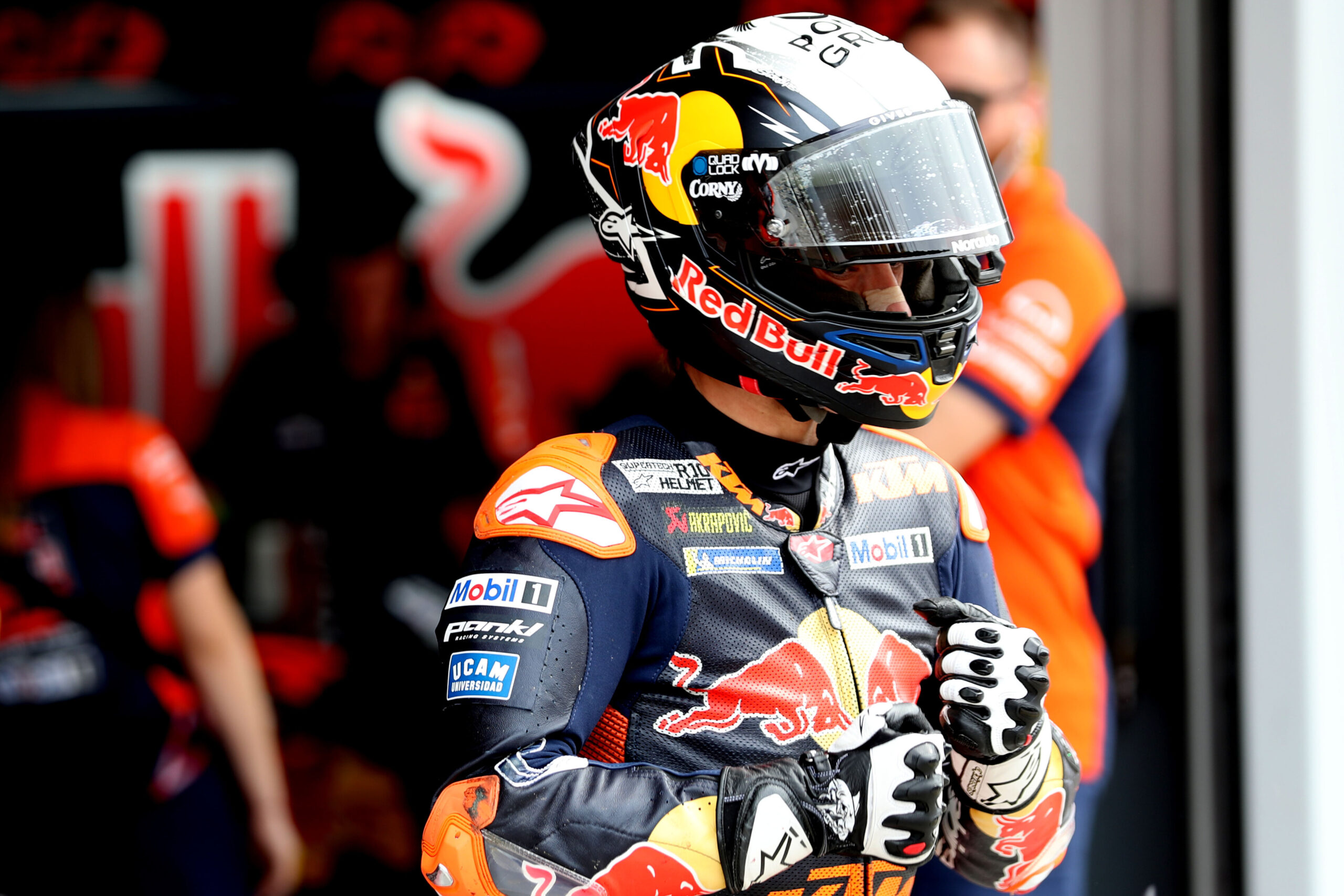 Acosta aproveita momento na Malásia e cria fotografia ideal para 1ª vitória na MotoGP