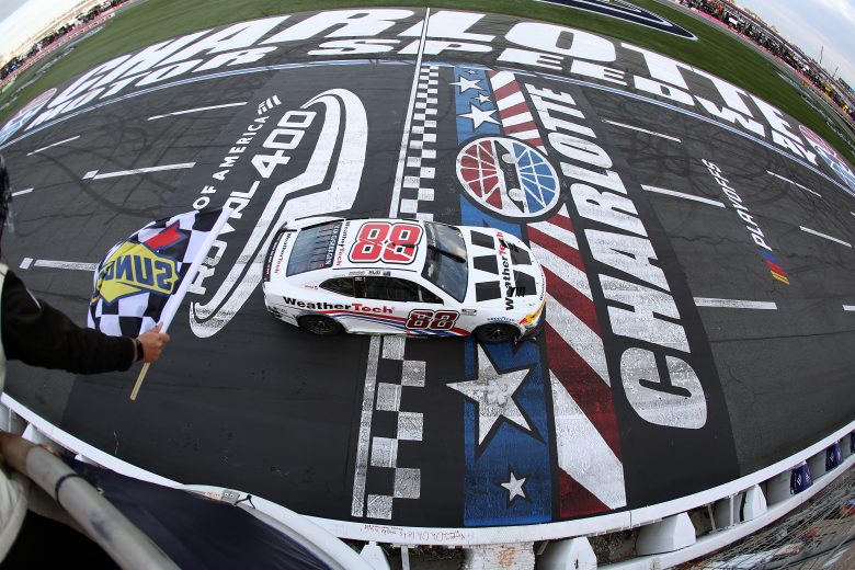 Van Gisbergen vence no roval de Charlotte. Logano avança para Round of 8 da Nascar