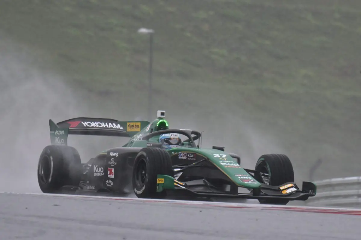Fenestraz vence corrida 1 encurtada pela chuva da Super Fórmula em Fuji. Fraga é 8º