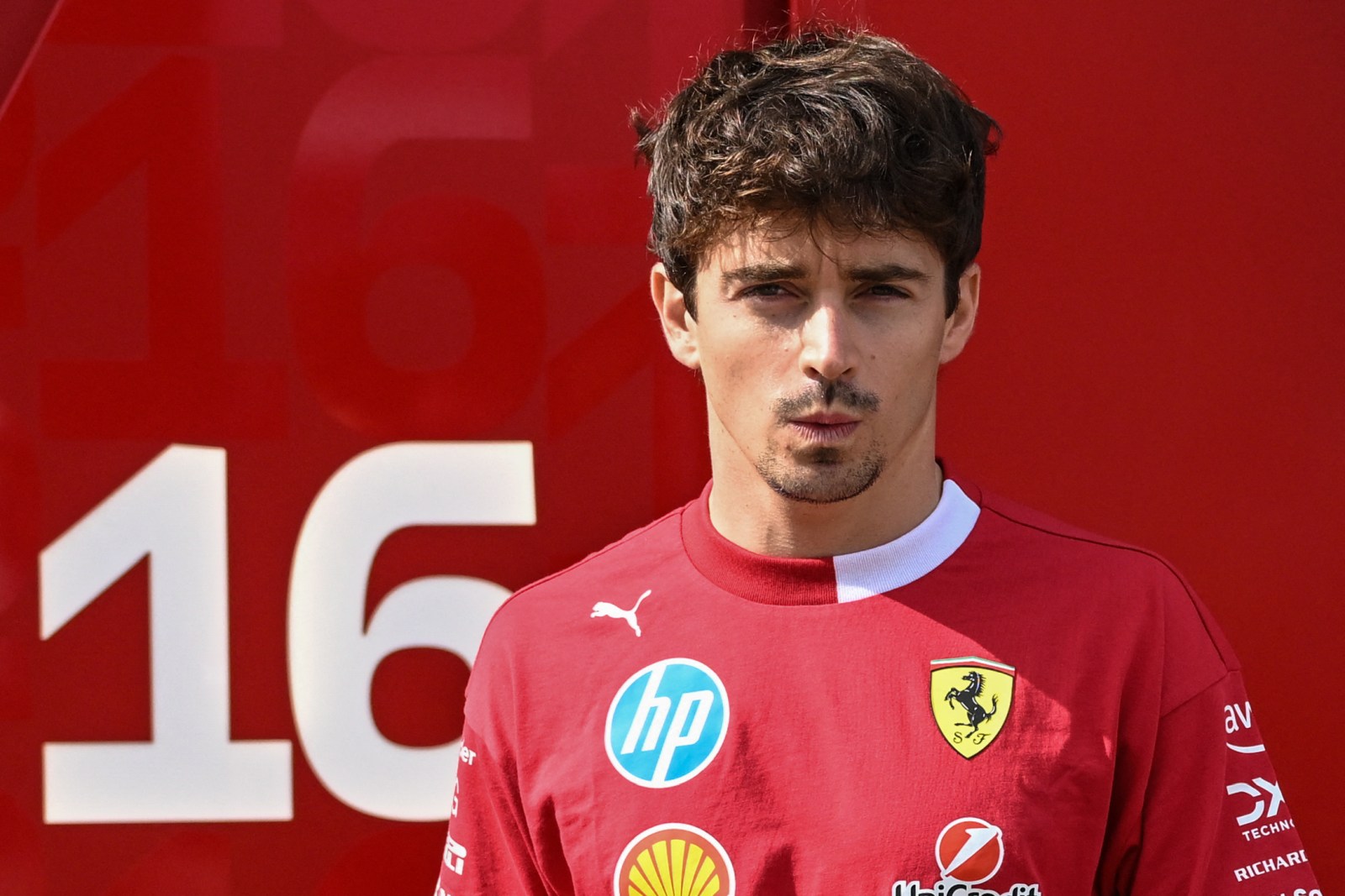 Leclerc se declara à Ferrari e descarta saída em 2027: “Minha única obsessão é vencer aqui”