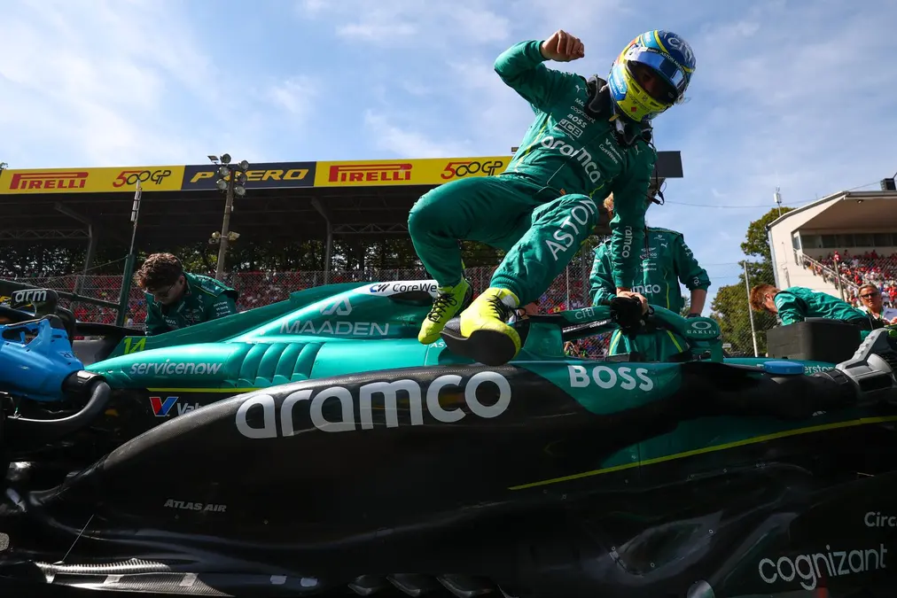 Aston Martin reacciona a dichos de Alonso y se ilusiona: “Soñamos con subirlo al podio”