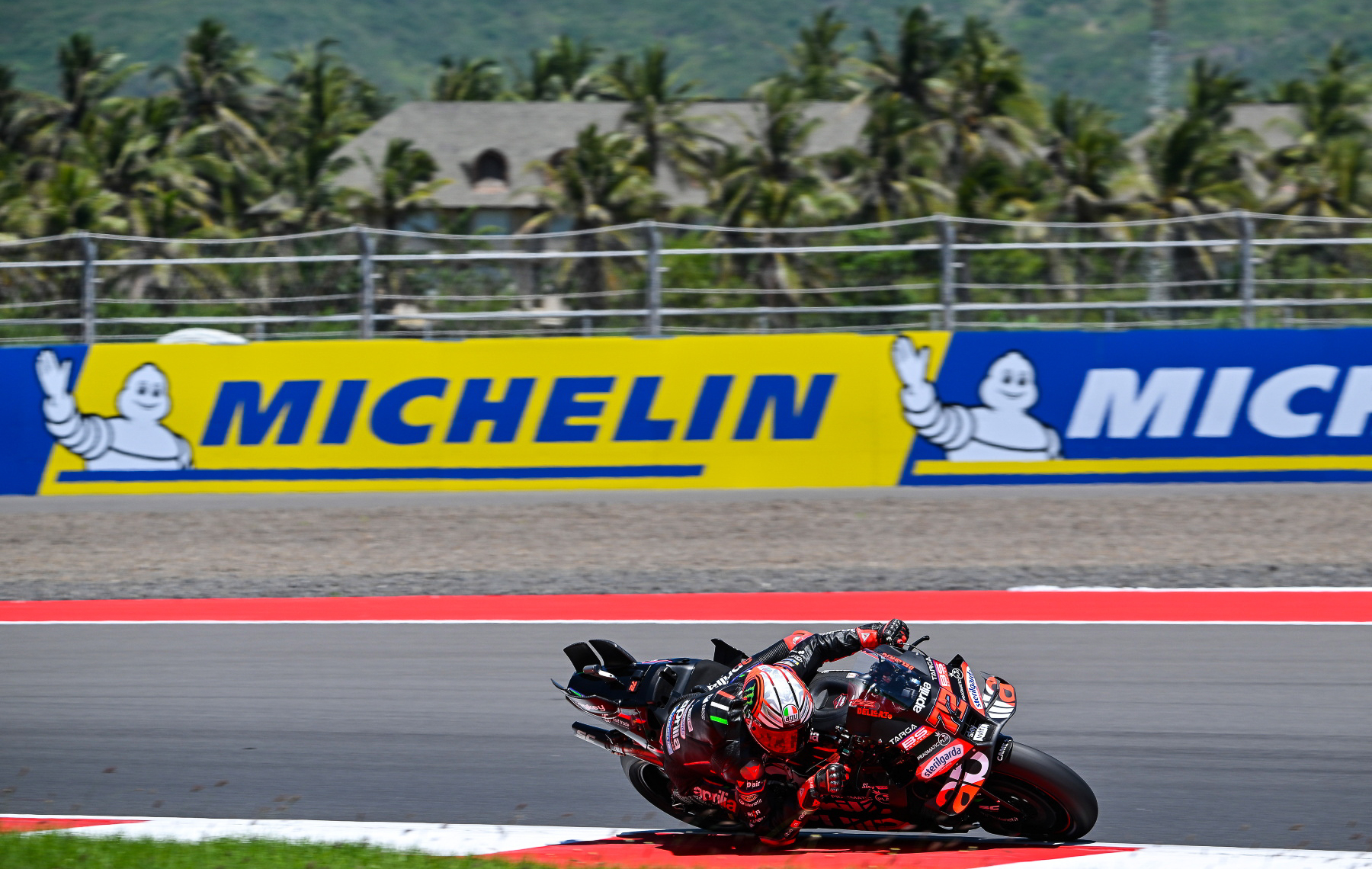 Bezzecchi lidera accidentada práctica libre de MotoGP en Indonesia; Márquez cae y es 11°