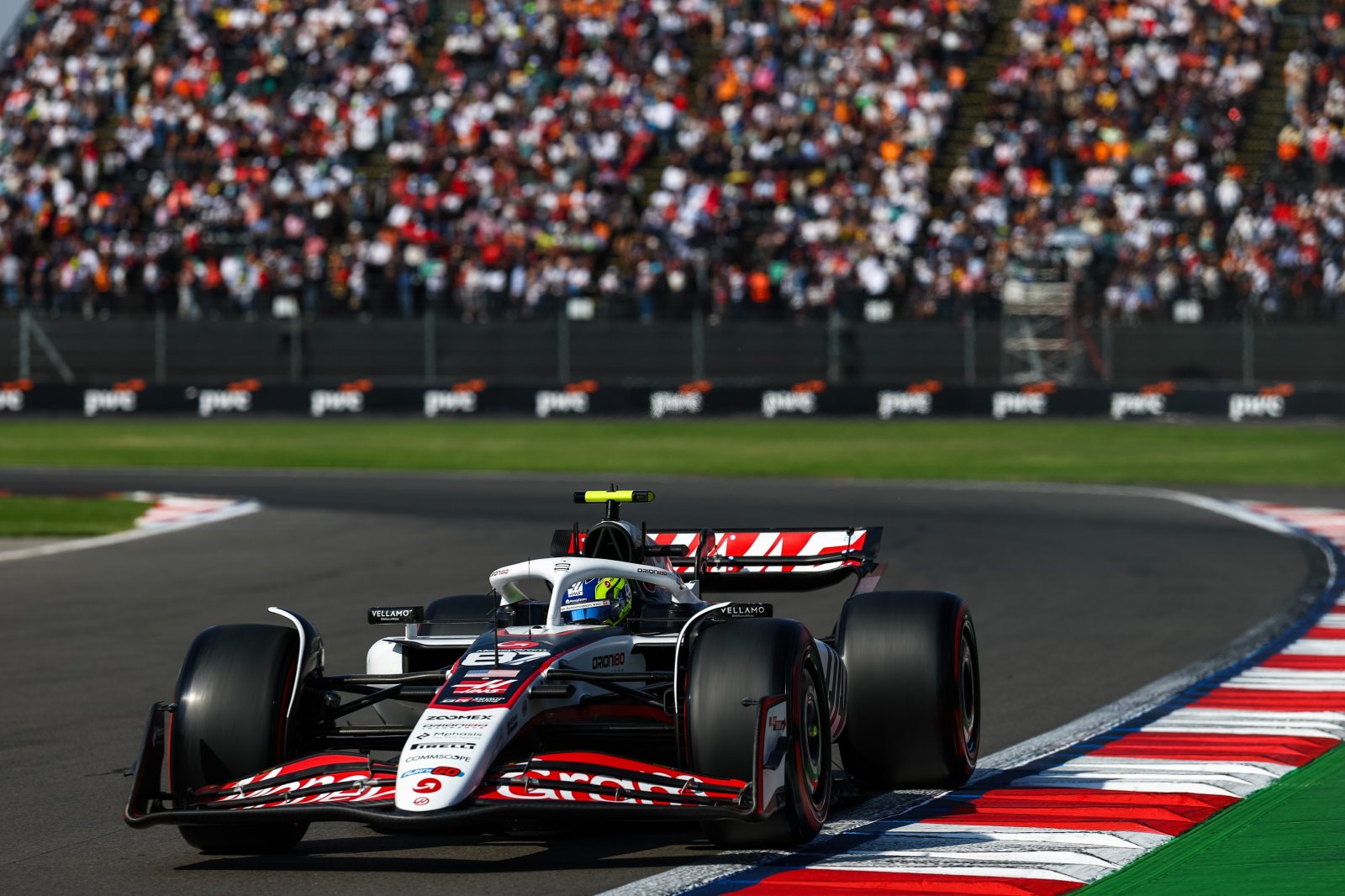 Bearman exalta Haas e confessa que “se cagou de medo” em duelo com Verstappen no México