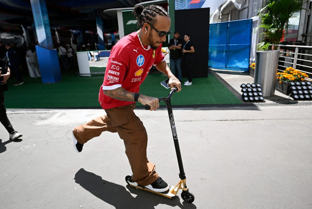 Hamilton critica pistas atuais da F1 e elogia circuitos antigos com “brita e preço a pagar”