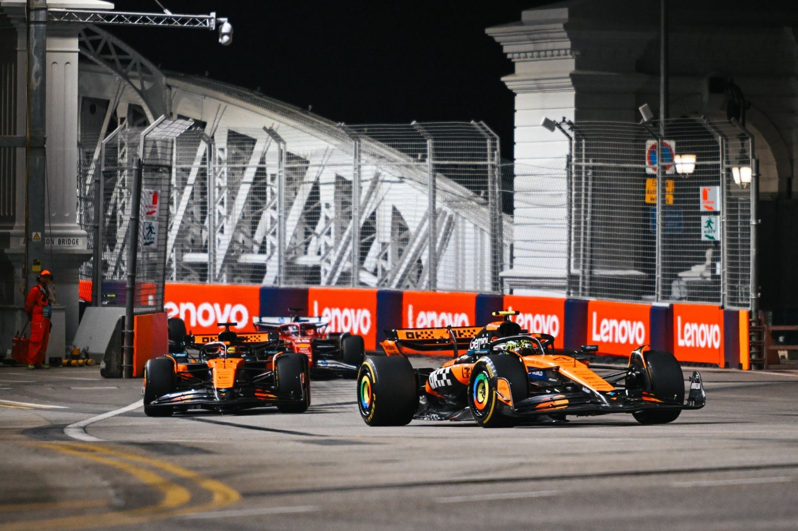 Norris minimiza toque em Piastri no GP de Singapura: “Pista estava escorregadia”