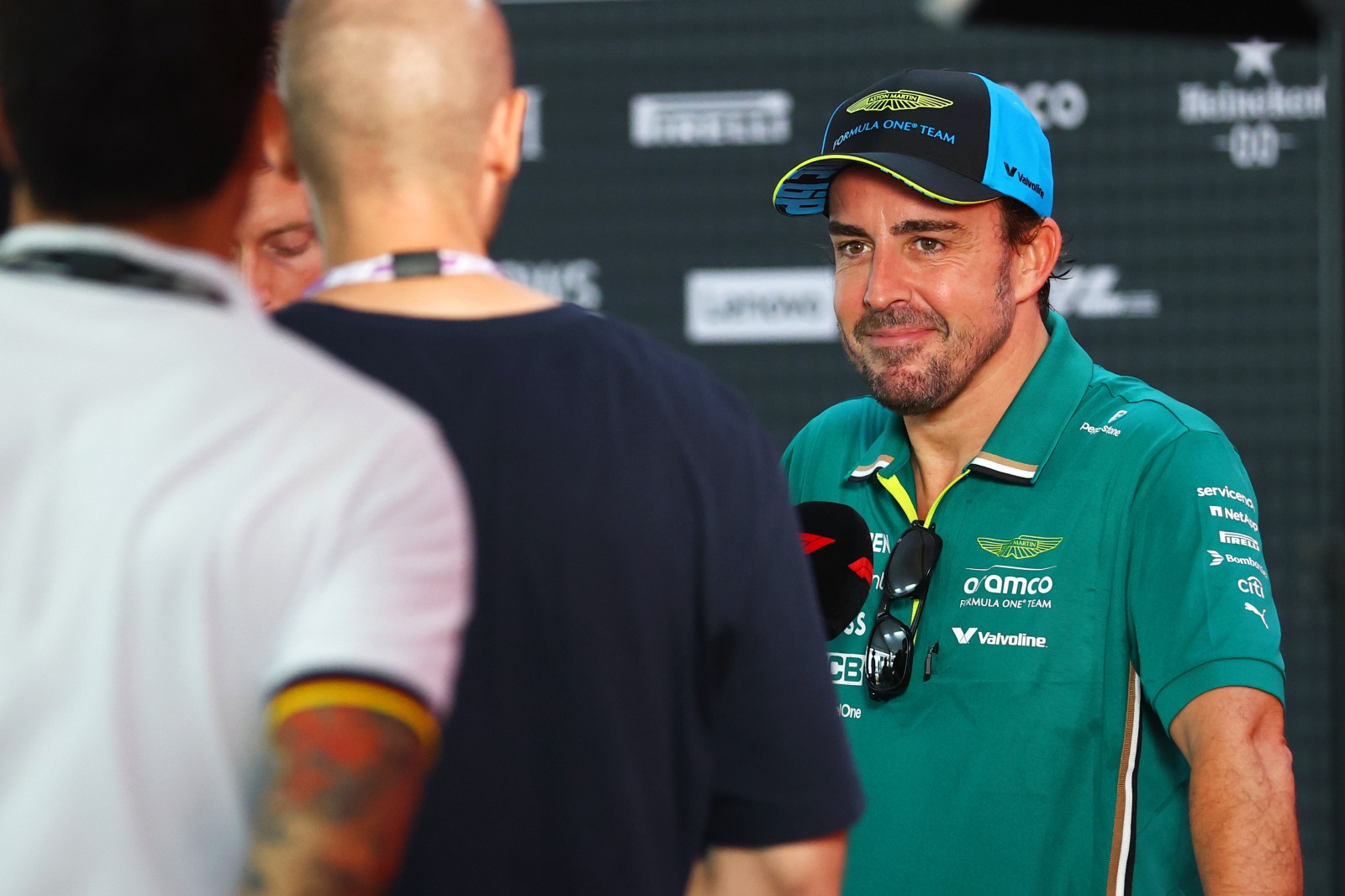 Alonso rebate Hadjar por comentários em Singapura: “Tem carro rápido e poucos pontos”