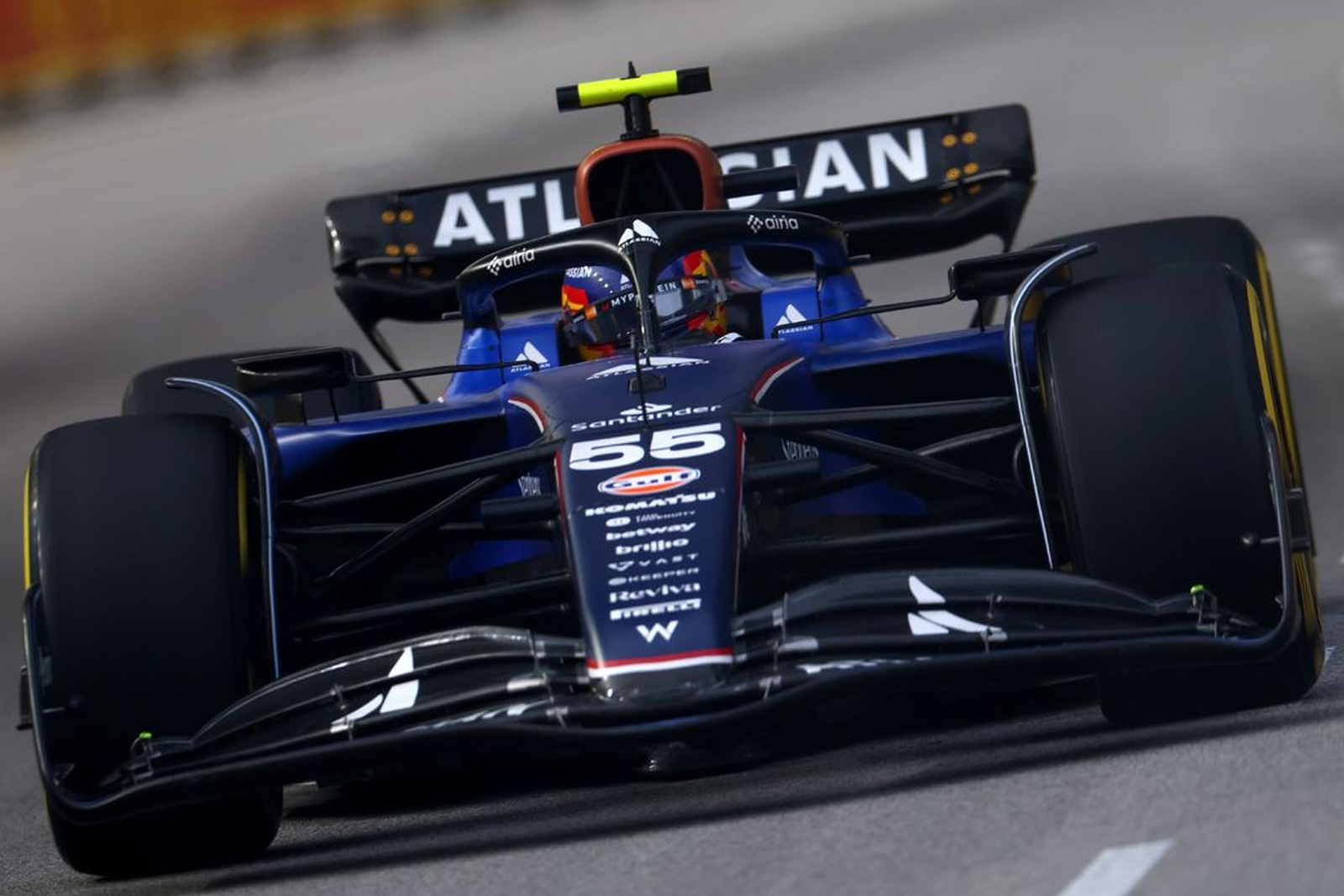 Sainz vê “início encorajador” da Williams, mas admite problemas com pneus em Singapura