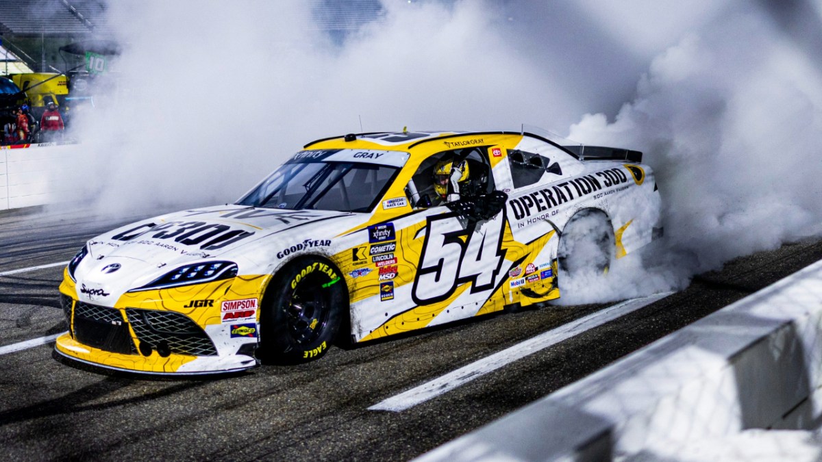 Gray conquista 1ª vitória na Xfinity Series em Martinsville. Love e Kvapil se garantem na final