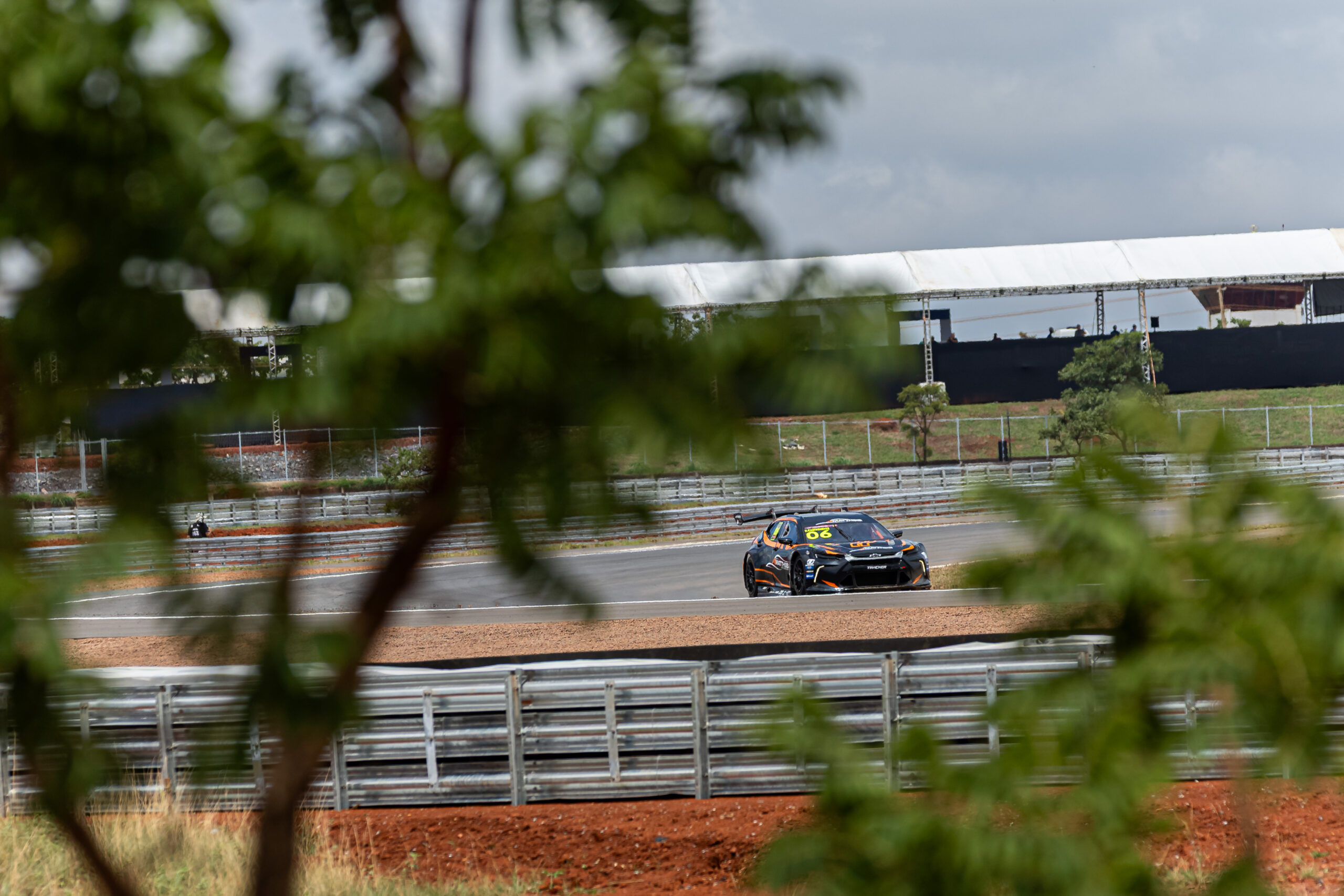 Castroneves sofre mal-estar por gripe e abandona Stock Car em Brasília
