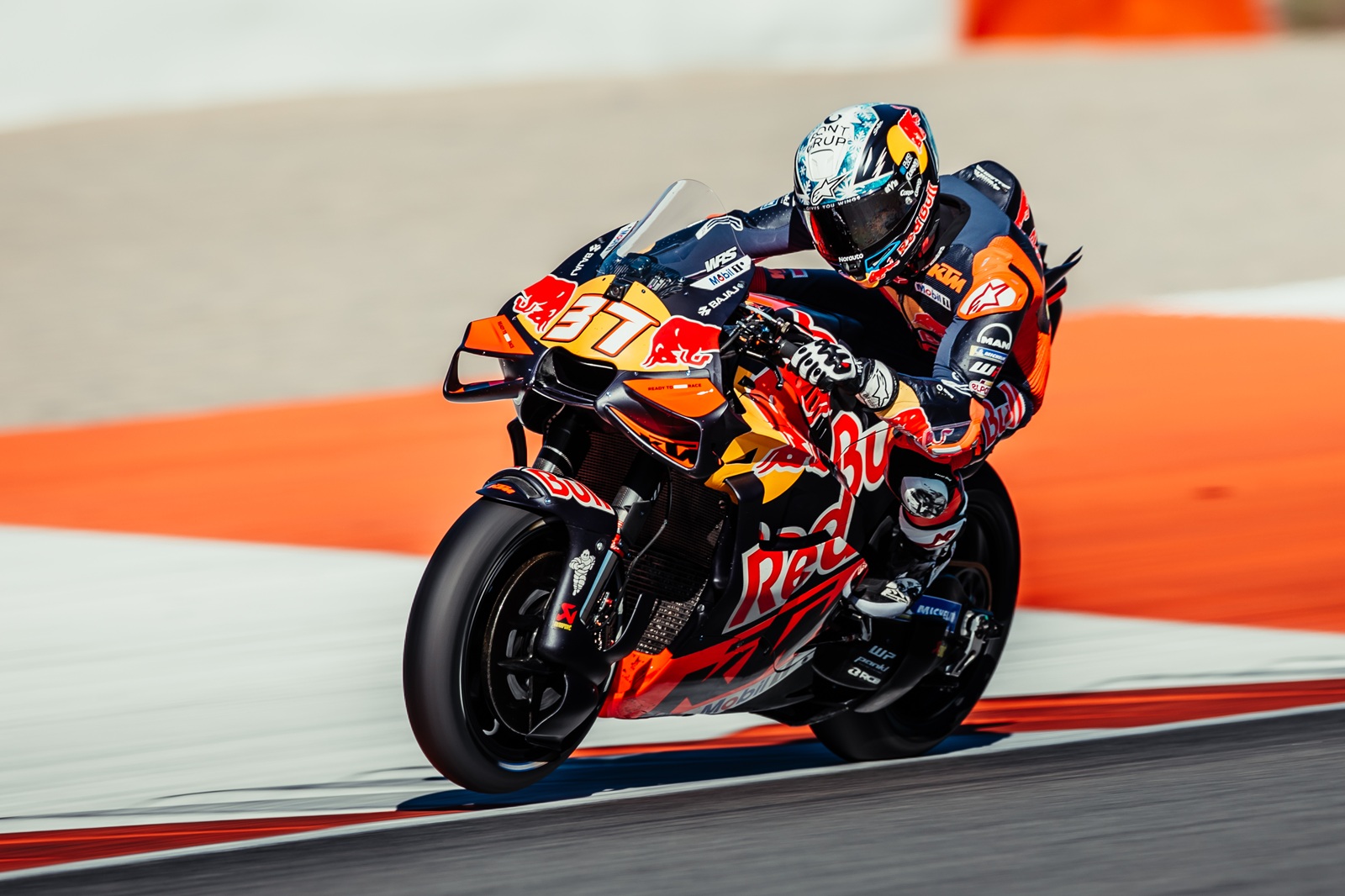 Lorenzo projeta título mundial de Acosta, mas aponta rival como mais talentoso