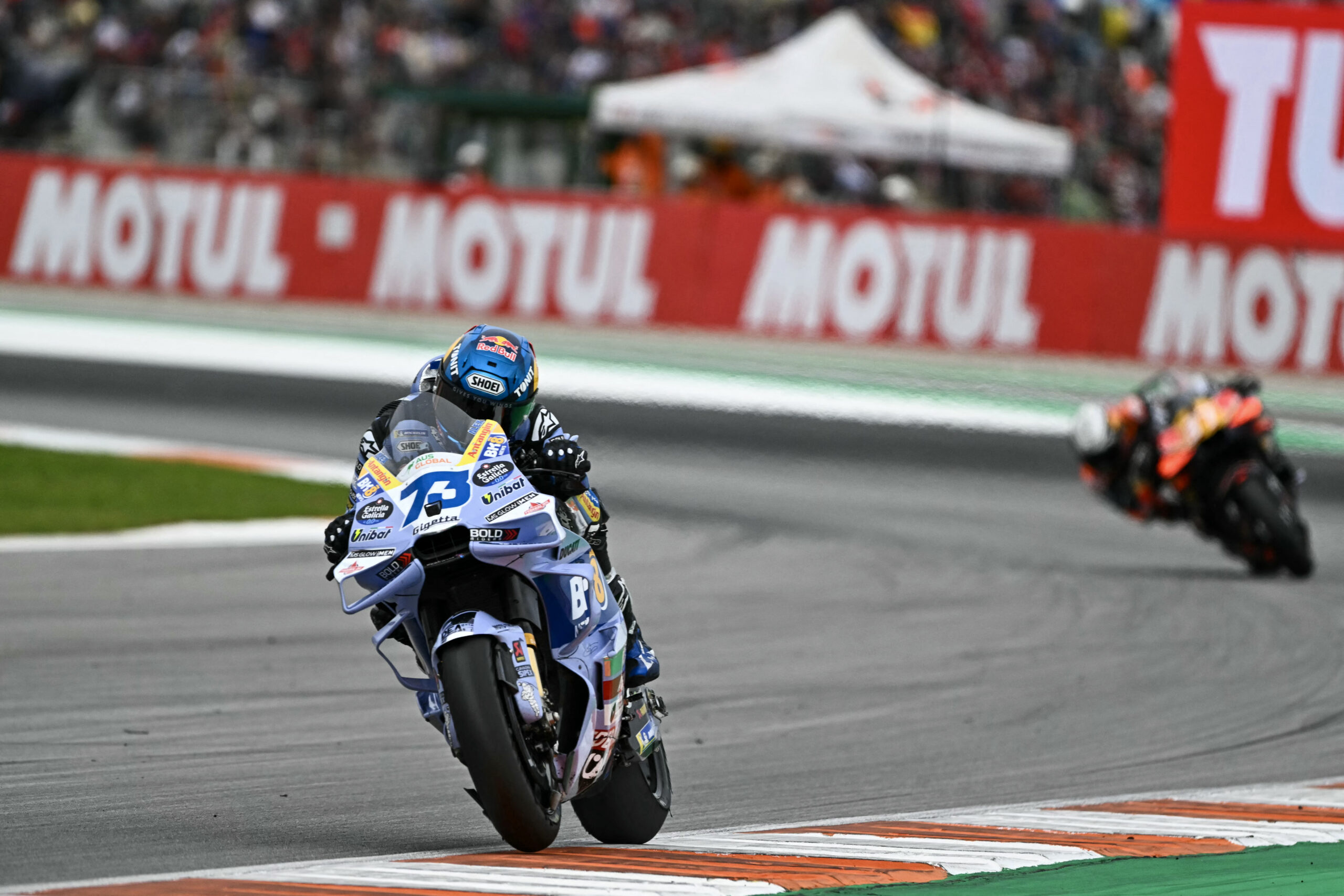 Álex Márquez triunfa en sprint de MotoGP en Valencia tras mala salida de Bezzecchi