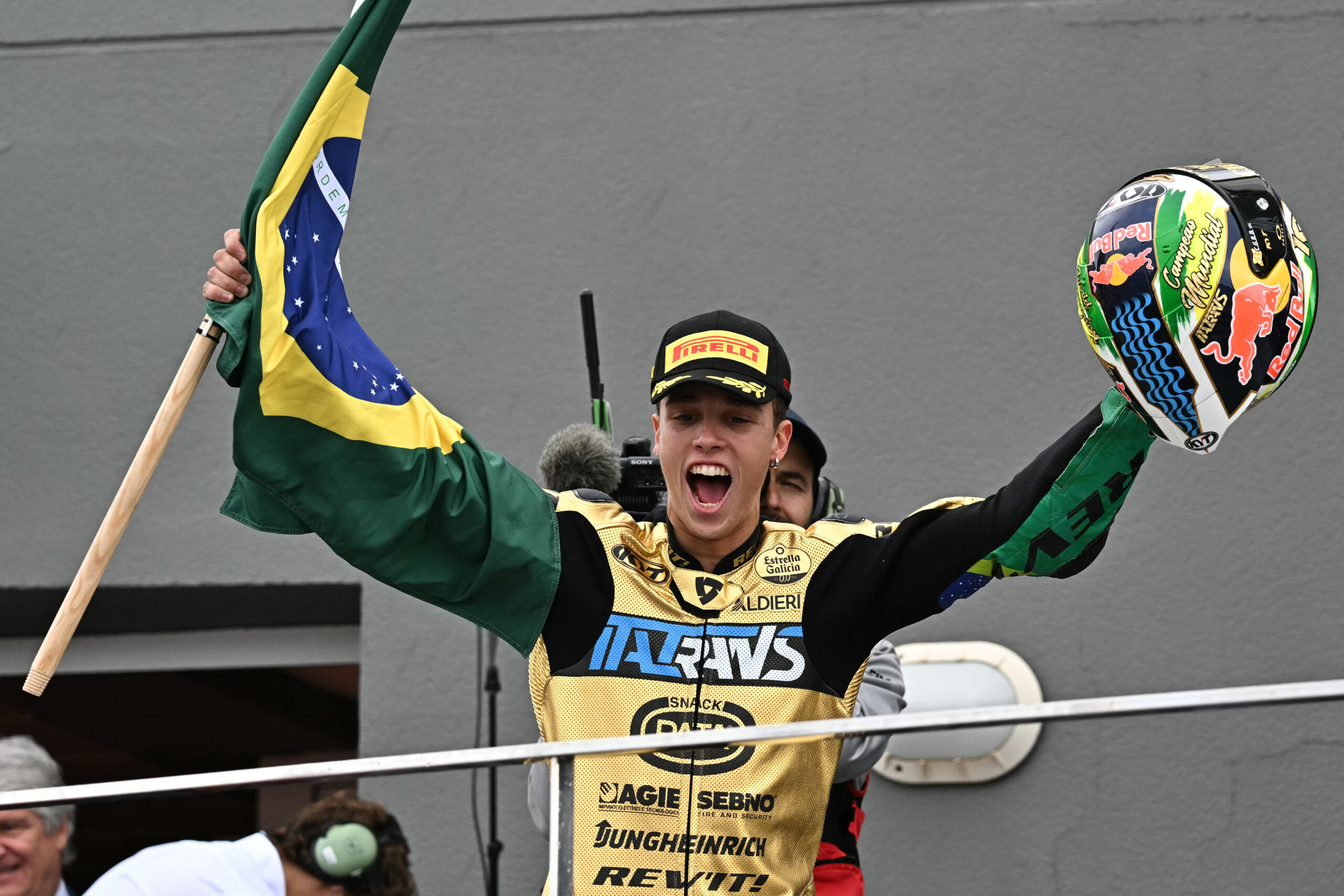Moreira se emociona após conquista de título histórico na Moto2: “Não tenho palavras”