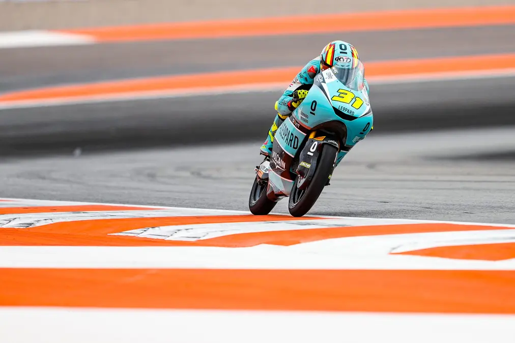 Fernández logra su segunda pole de Moto3 2025 en Valencia; Morelli, 5° y Perrone, 8°