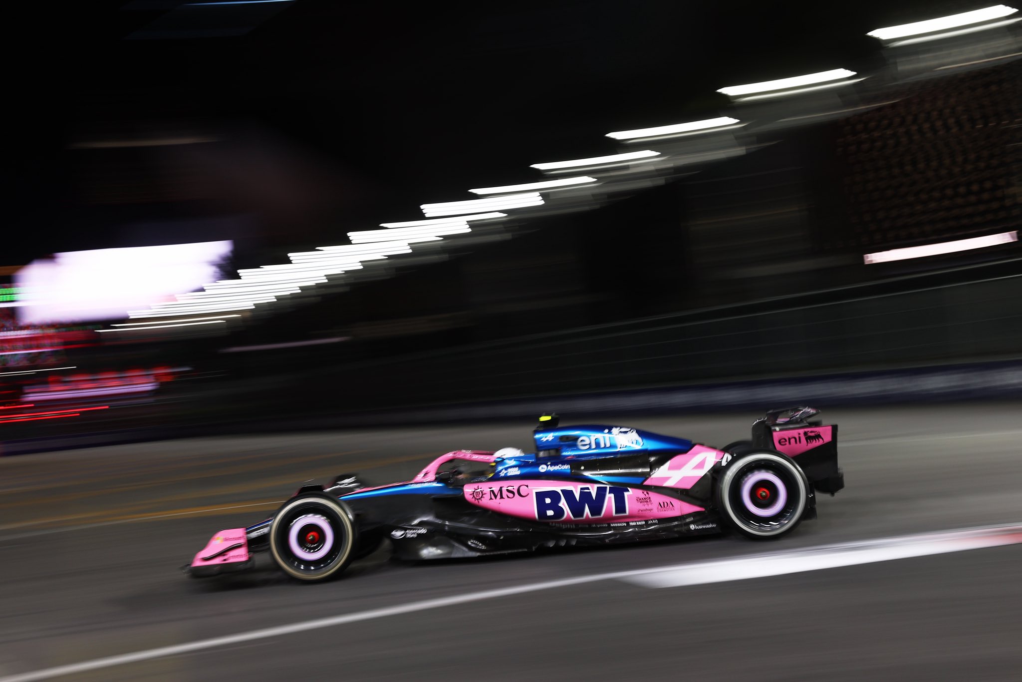 Colapinto destaca en la lluvia, pero sufre en el GP de Las Vegas tras recibir daños en el inicio