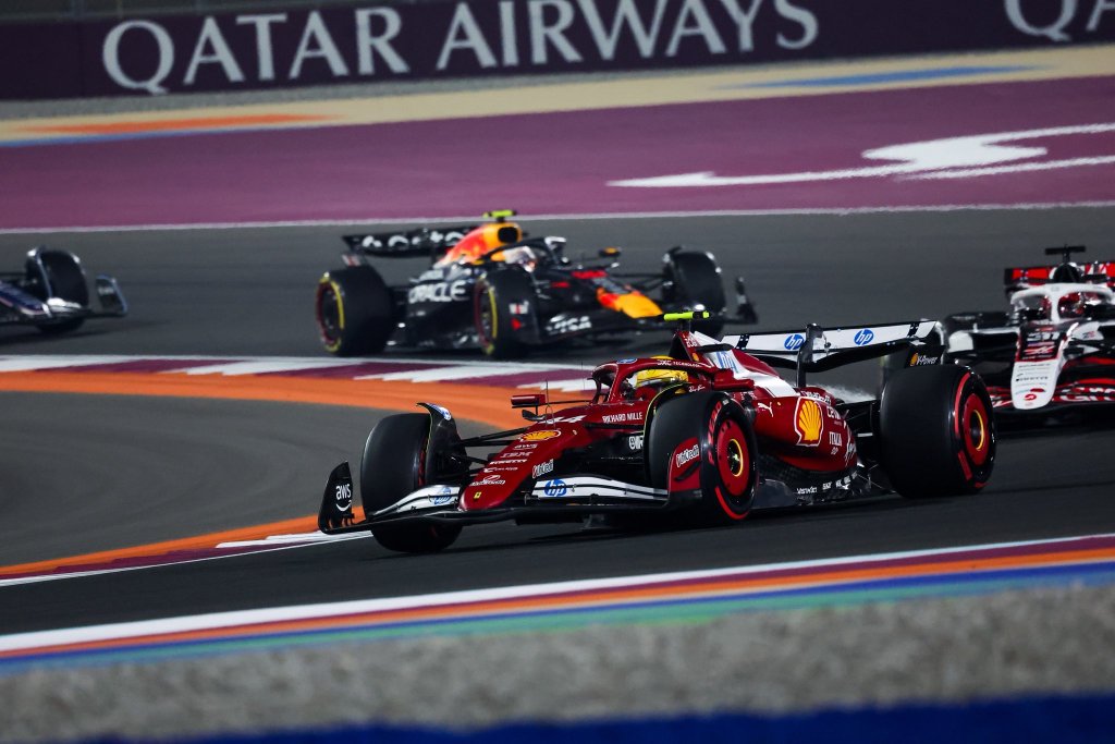 Hamilton critica a Qatar y apunta contra ritmo de Ferrari: «Casi me pasa el auto de seguridad»