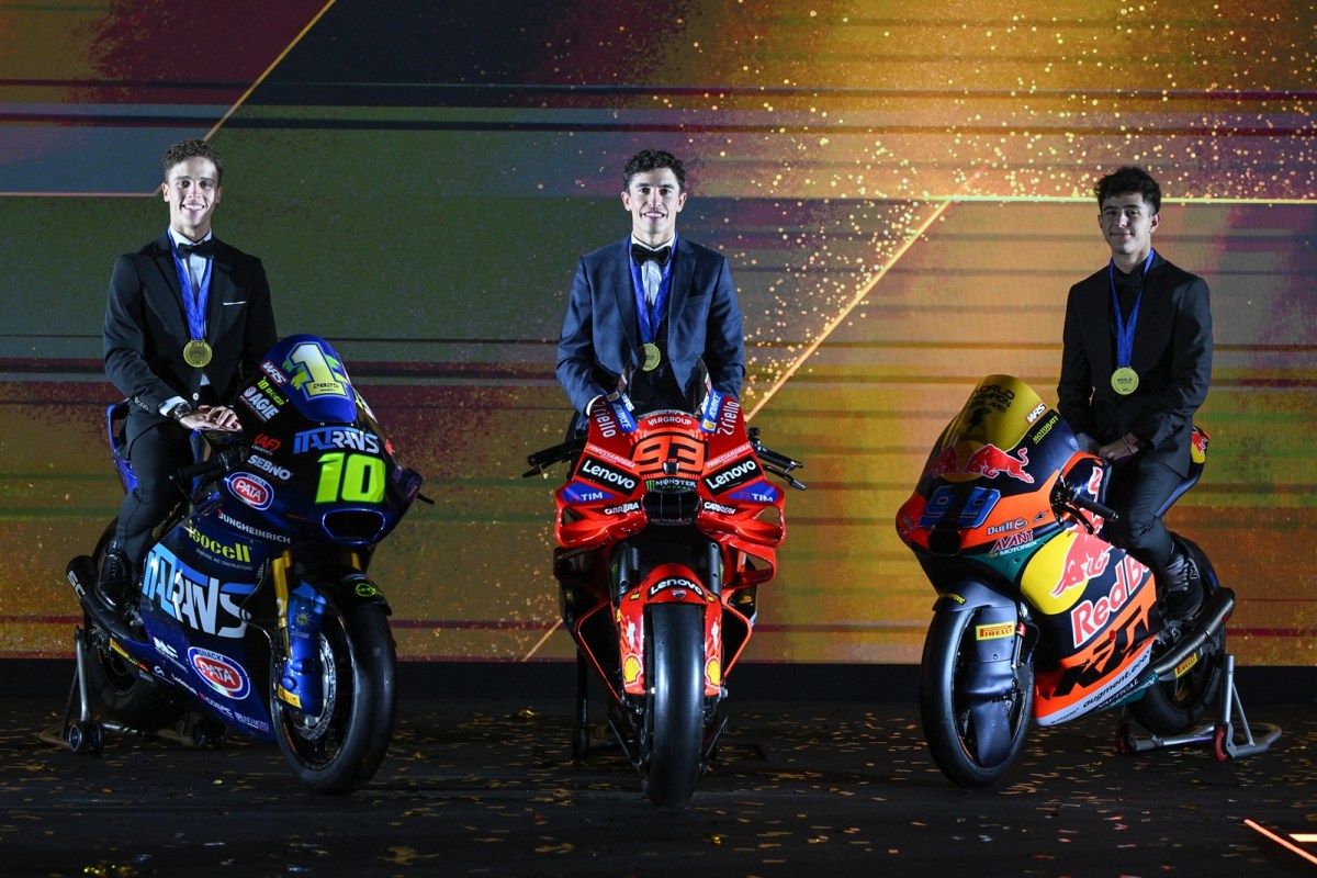Moreira recebe medalha por título da Moto2 em premiação da MotoGP em Valência