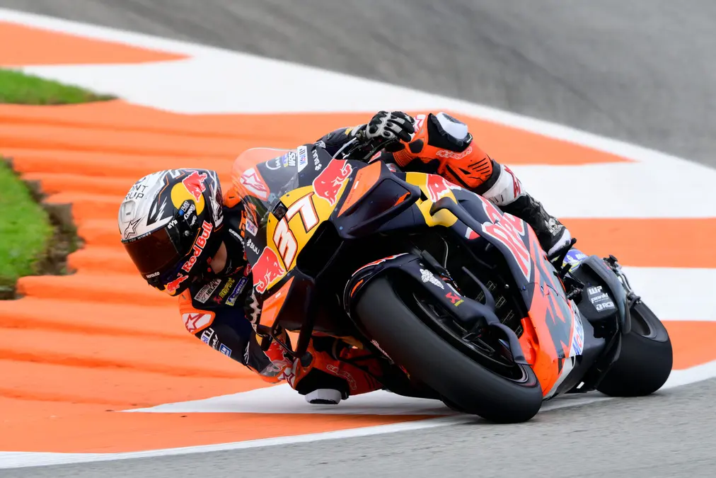 Acosta supera a Bezzecchi y lidera la jornada de entrenamientos de MotoGP en Valencia