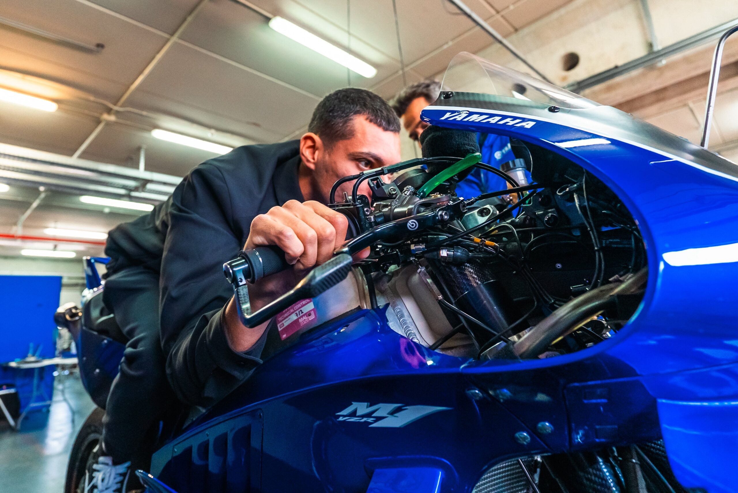 Primeiro contato com V4 e tempo animador: o teste privado de Razgatlioglu com Yamaha