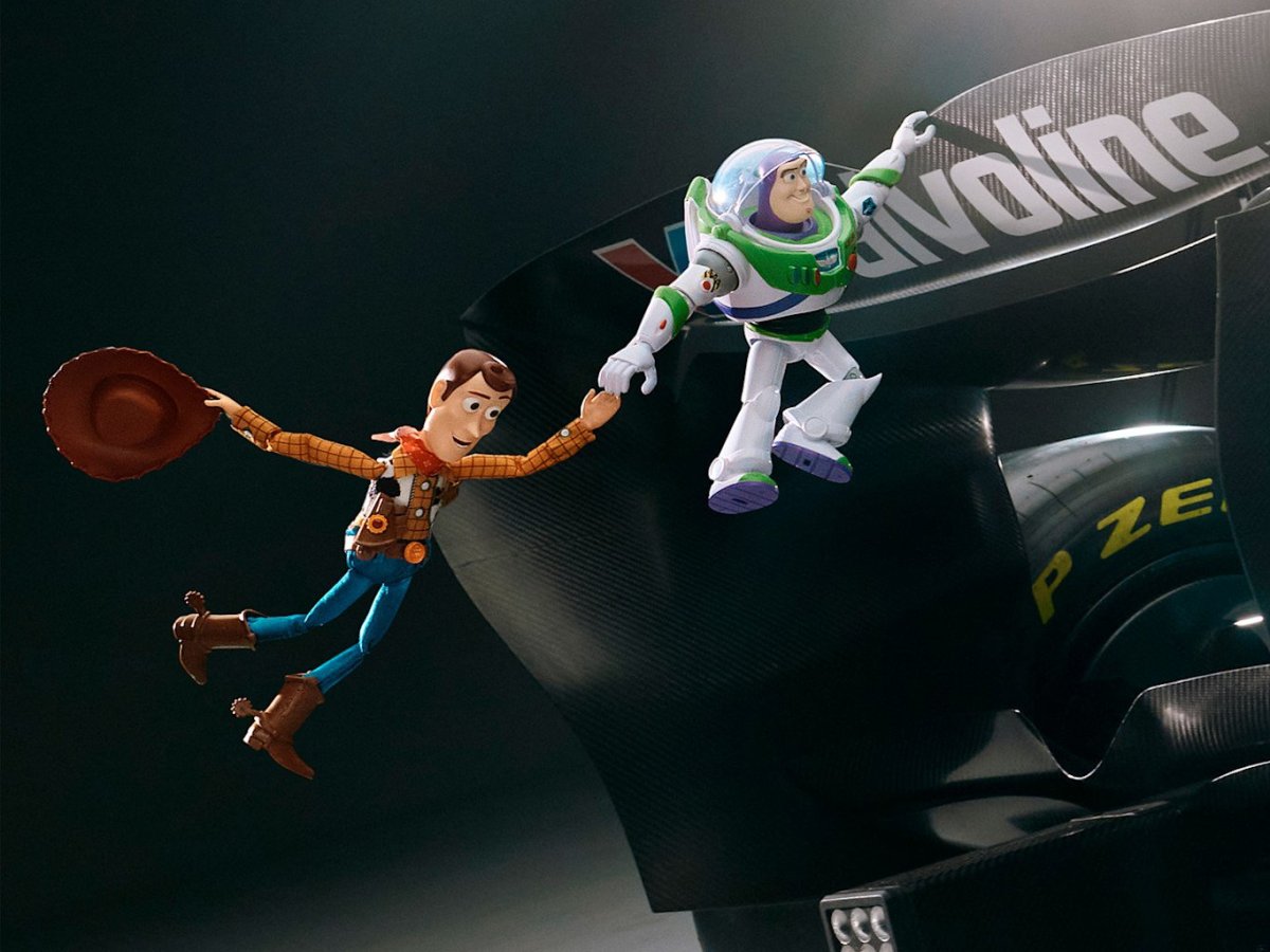 Aston Martin aposta em renovação de público e fecha parceria com ‘Toy Story’ na F1