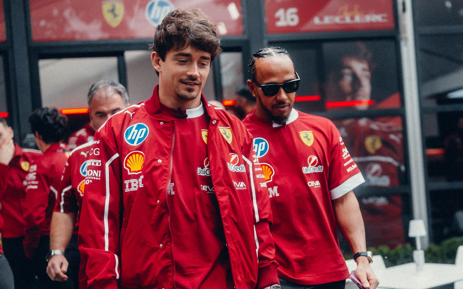 Hamilton cita al Papa y la religión para describir el duelo con Leclerc en Ferrari